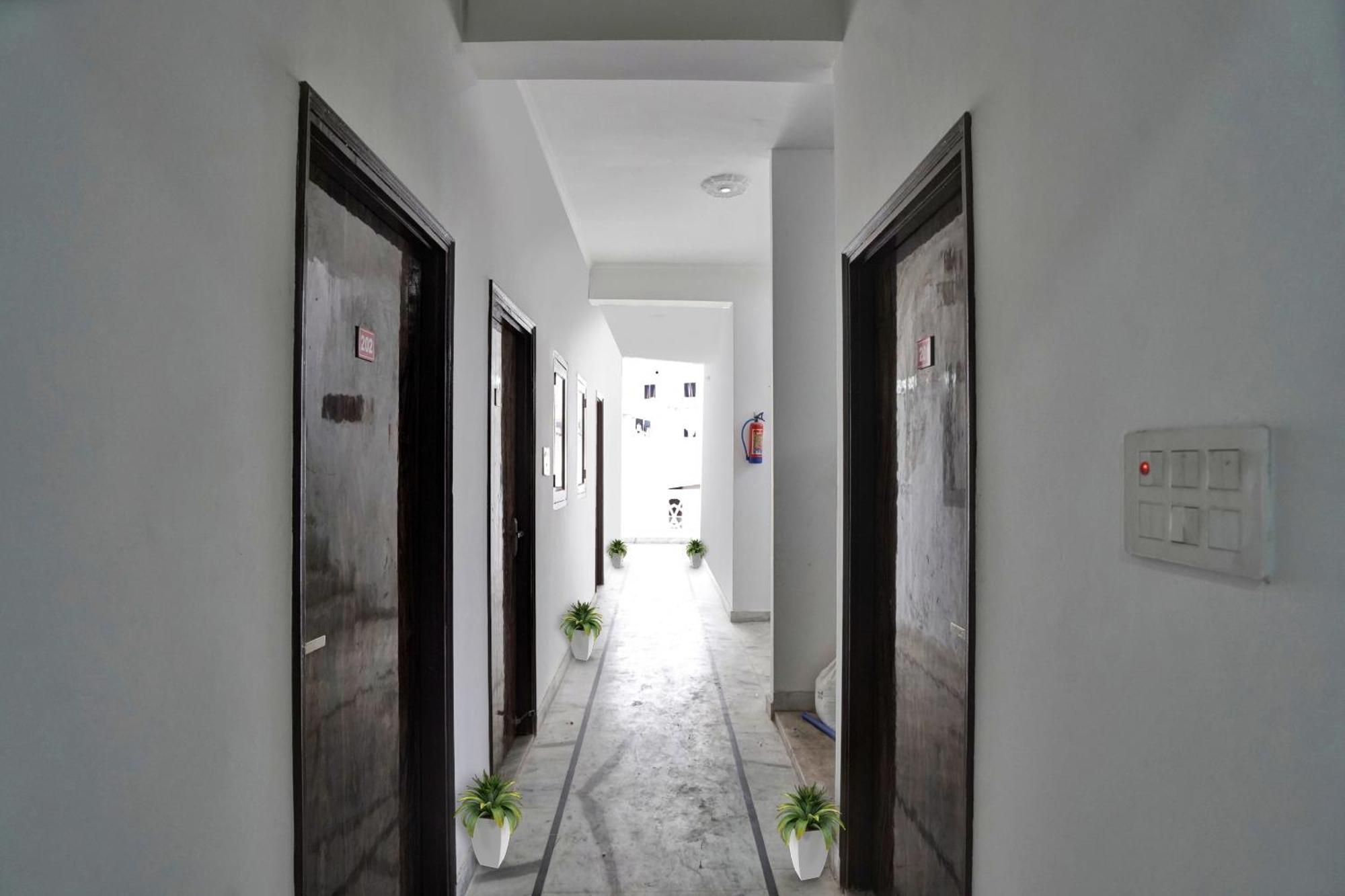 Отель Collection O Samira Residency Near Botanic Garden Of Indian Republic Нойда Экстерьер фото
